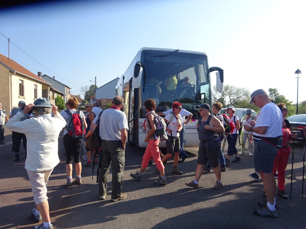 Arrivée du car à Esmoulières