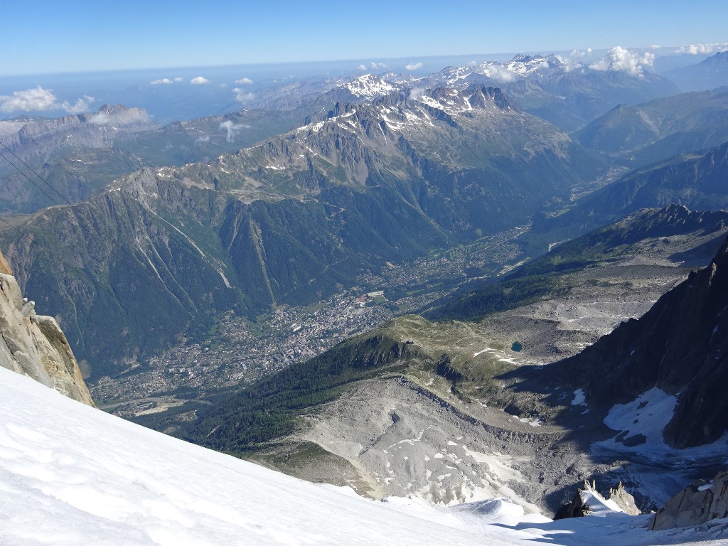 1500 m plus bas, le petit lac bleu où l'on pique niquera