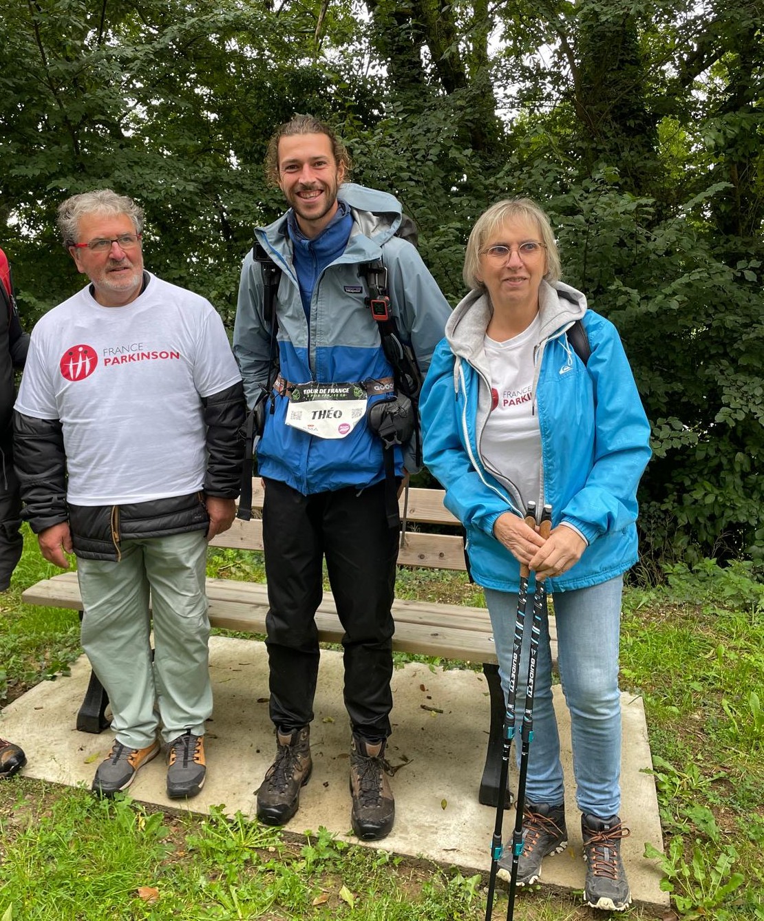 Théo avec des membres de France Parkinson