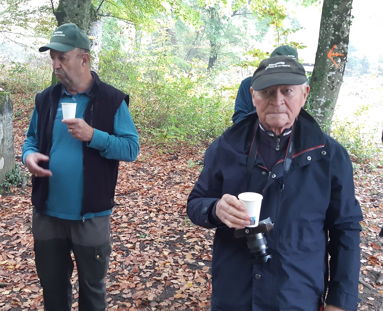 L'actuel et l'ancien président des baliseurs des Sentiers de la Linotte