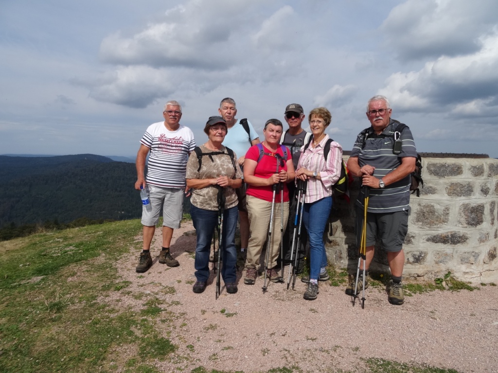 Arrivée du petit groupe au sommet du Drumont 