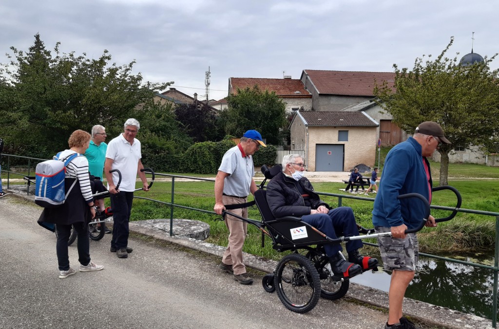 Arrêt sur le pont pour voir les poissons