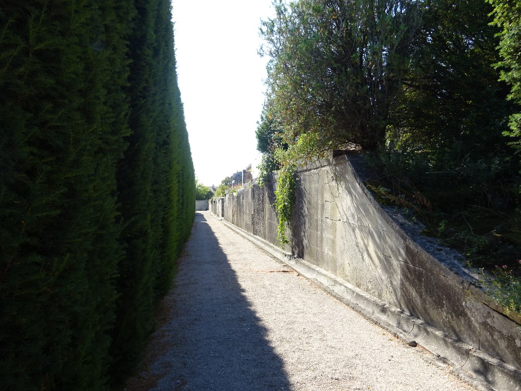 Traversée du cimetière classé