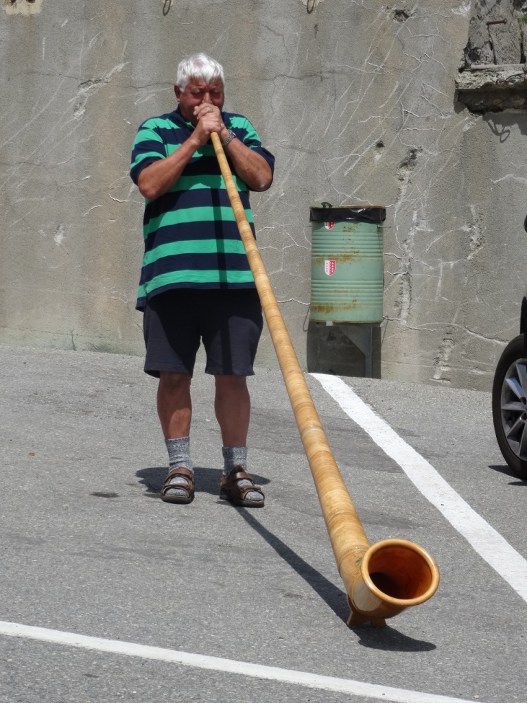 Un concert improvisé de cor des Alpes