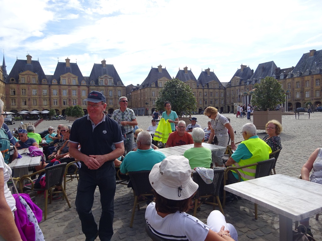 Apéritif sur la place Ducale