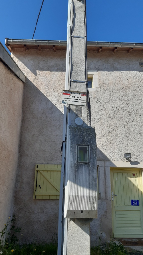 Repose d'une plaque à Goussaincourt