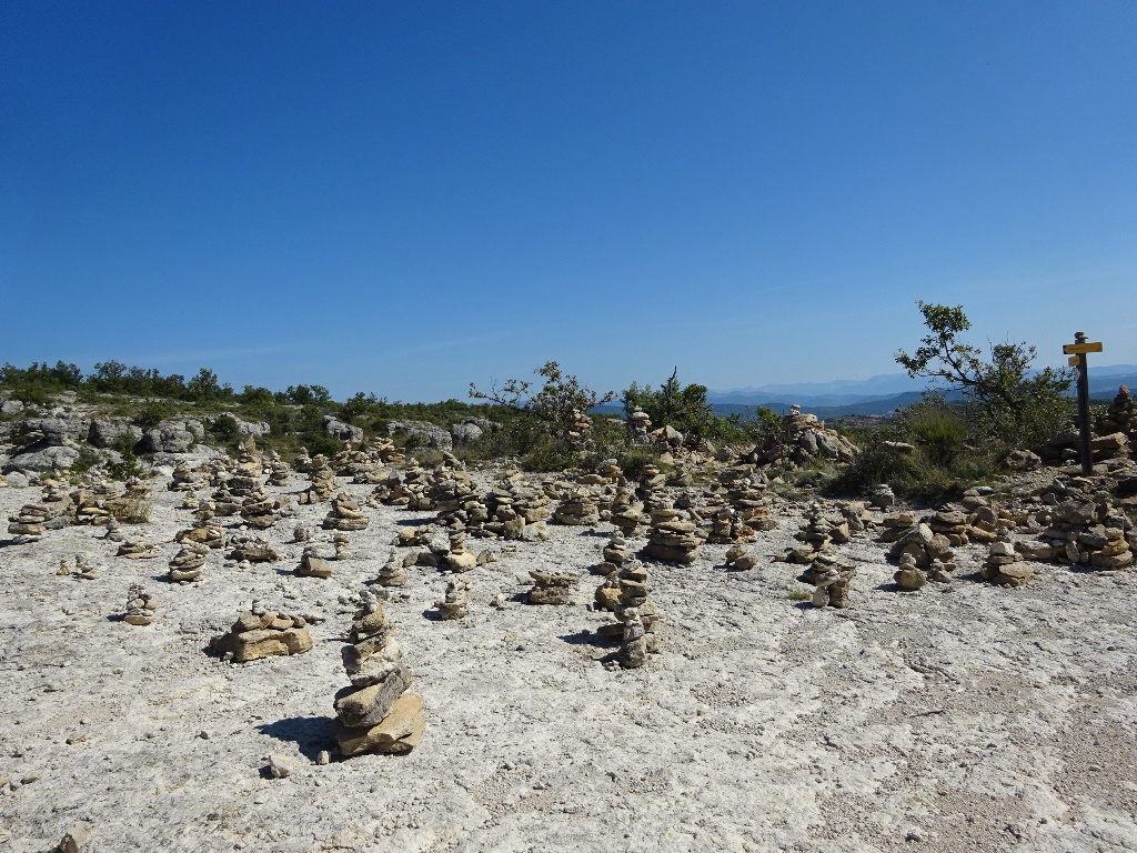 Une multitude de cairns