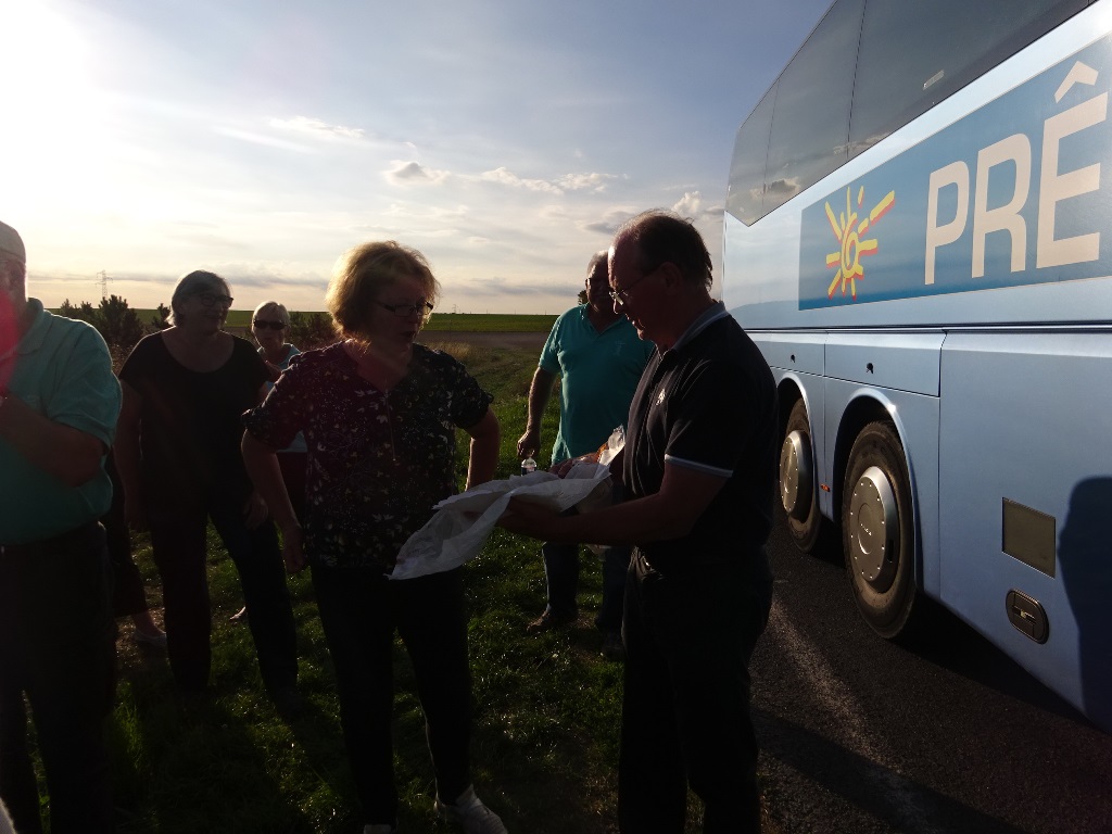 Distribution de galettes offertes par Claude et Laetitia