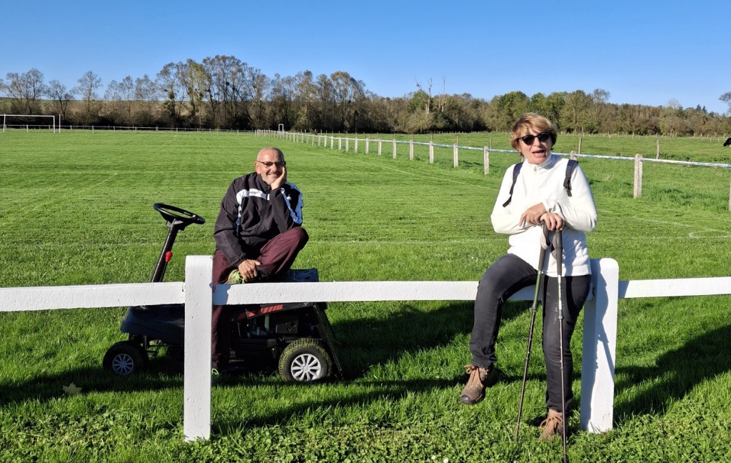 Nathalie distrait le président du foot en plein travail