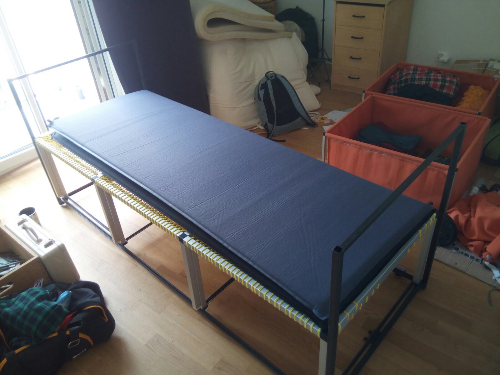 Schreibtisch mit gestapeltem Doppelbett (und Stoffkisten)