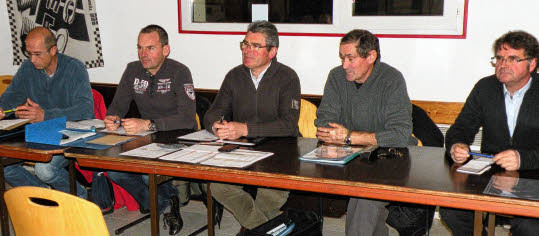 Cyclo-club. Daniel Kérouanton à la présidence. Une passation de présidence entre Robert Kerhaignon (au centre) et Daniel Kérouanton (à droite).