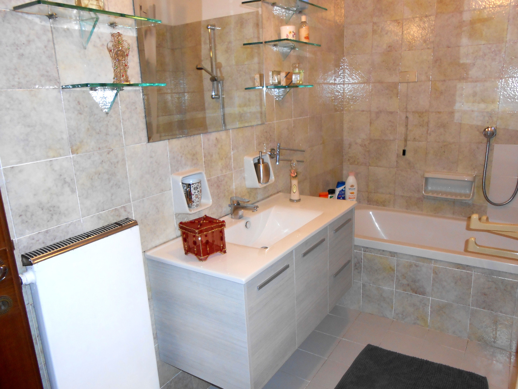 The 3 bathrooms are equipped with everything you need (soap, shampoo, towels, hair dryer, ..) as the bathroom of your home. 