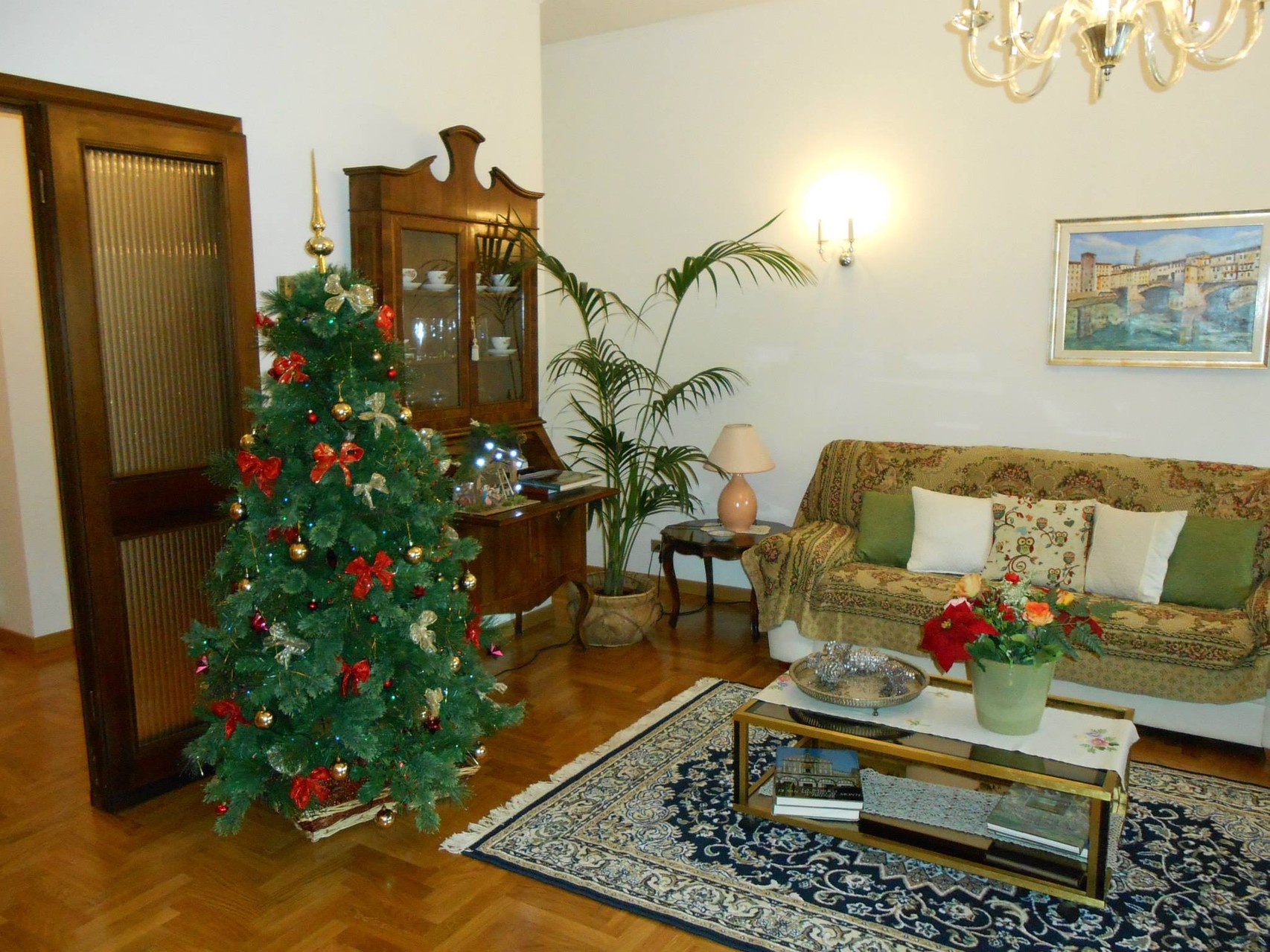 For the holiday season the apartment is decorated with a tree and LED lights. 