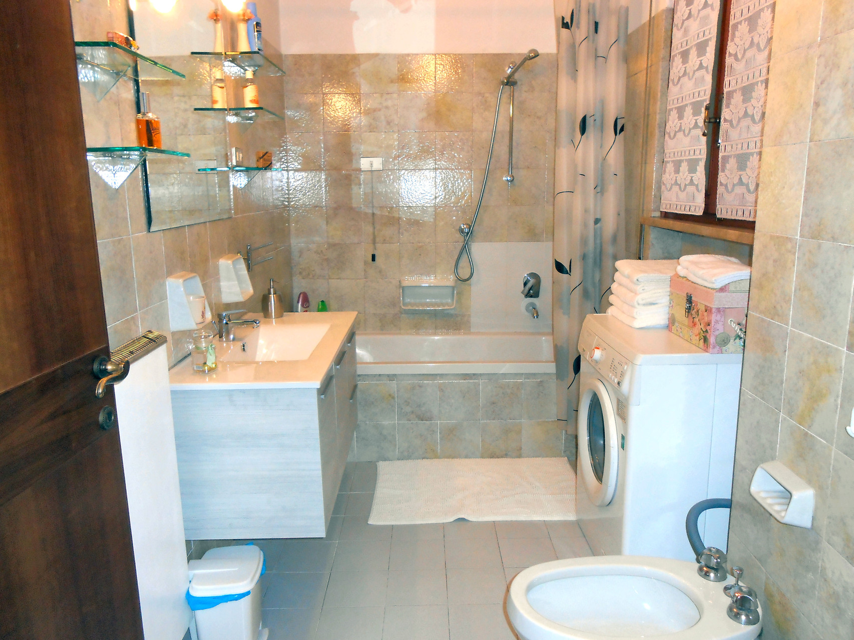 The 3 bathrooms are equipped with everything you need (soap, shampoo, towels, hair dryer, ..) as the bathroom of your home. 