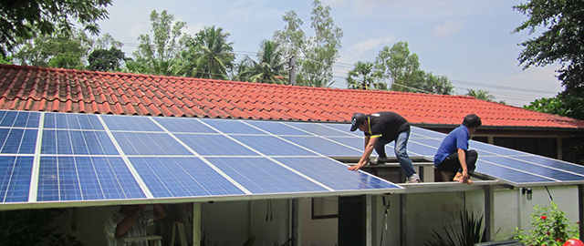 Solar power supply for buildings worldwide. For example, schools, residential and hospitals with stand-alone systems consisting of solar modules, charge controllers, inverters, mounting systems, etc. from Solara in Germany.