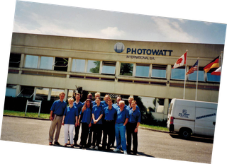 SOLARA employees (e.g. bottom row 4th from left Bozena Freijlich, back row 4th from left Frank Heise) and owner (left Thomas Rudolph, back row 5th from left Hans Jacobs) on a company outing to a production facility in France