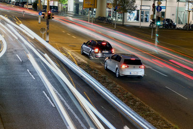 Communication between traffic lights and vehicles powered by solar power is independent of an electrical infrastructure. The traffic light systems are equipped with solar WiFi hotspots and are connected to a traffic control centre.