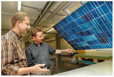 2001: Thomas Rudolph (l.) And Ralf Hennigs, Managing Director SOLARA Sonnenstromfabrik during the inspection of the solar cells and connections before laminating