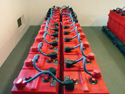 Buoy and sea mark with radio system and measuring units for early warning with solar modules from Solara