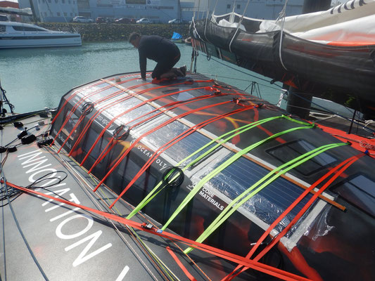 Overall, the solar system has an output of 644 watts. This guarantees a considerable charge of his batteries through the solar modules on board. The solar modules are simply glued to the boat deck, as can be seen in the photo.
