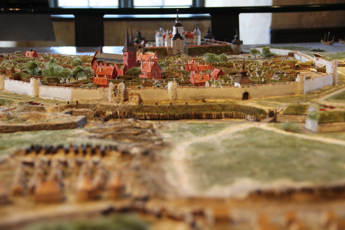 Maquette du château lors d'un assaut : au premier plan les troupes ennemis, puis la vieille ville et enfin le château.