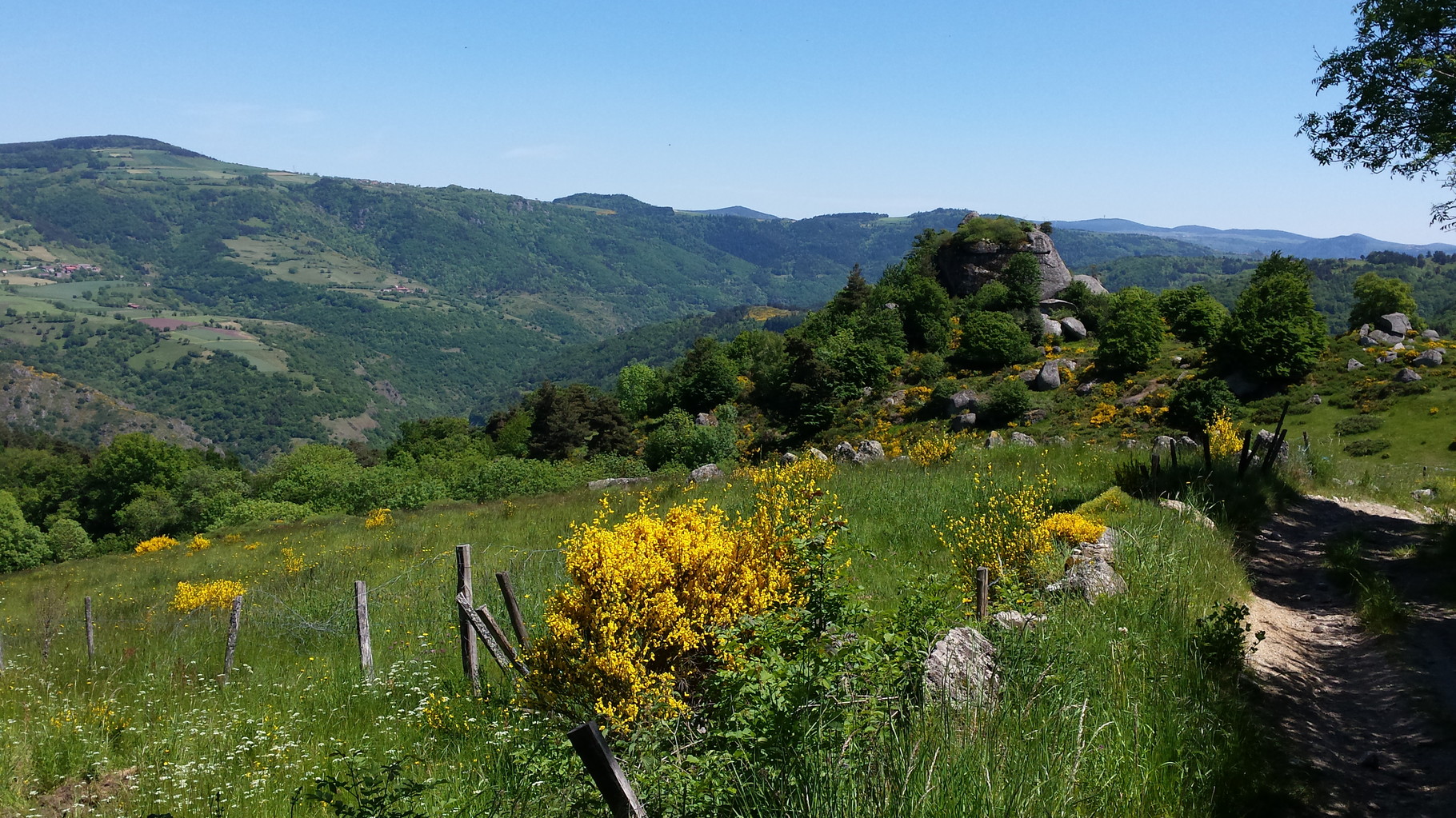 Le rocher de Bounou à Charraix, grand gîte Auvergne La Margeride Saugues