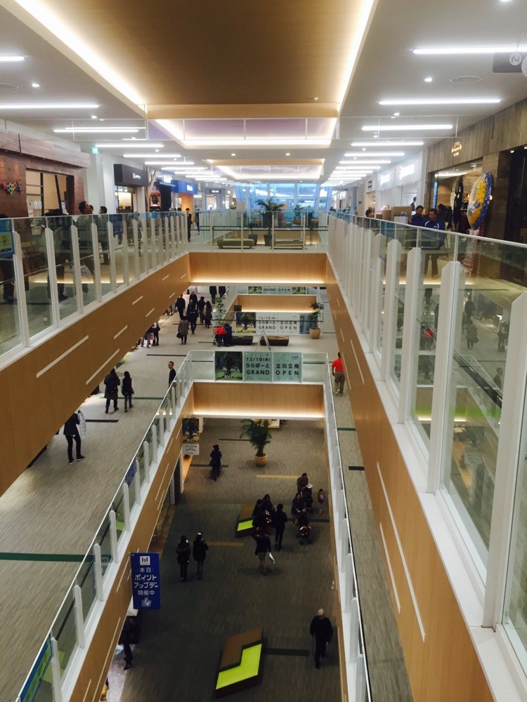 Inside of Lalaport Tachikawa Tachihi shopping mall Tokyo Tachikawa One of the largest malls in Western Tokyo Tama area attraction tourist spot TAMA Tourism Promotion - Visit Tama　ららぽーと立川立飛　店内　東京都立川市　西東京最大級ショッピングモール　買い物　散策　観光スポット　多摩観光振興会