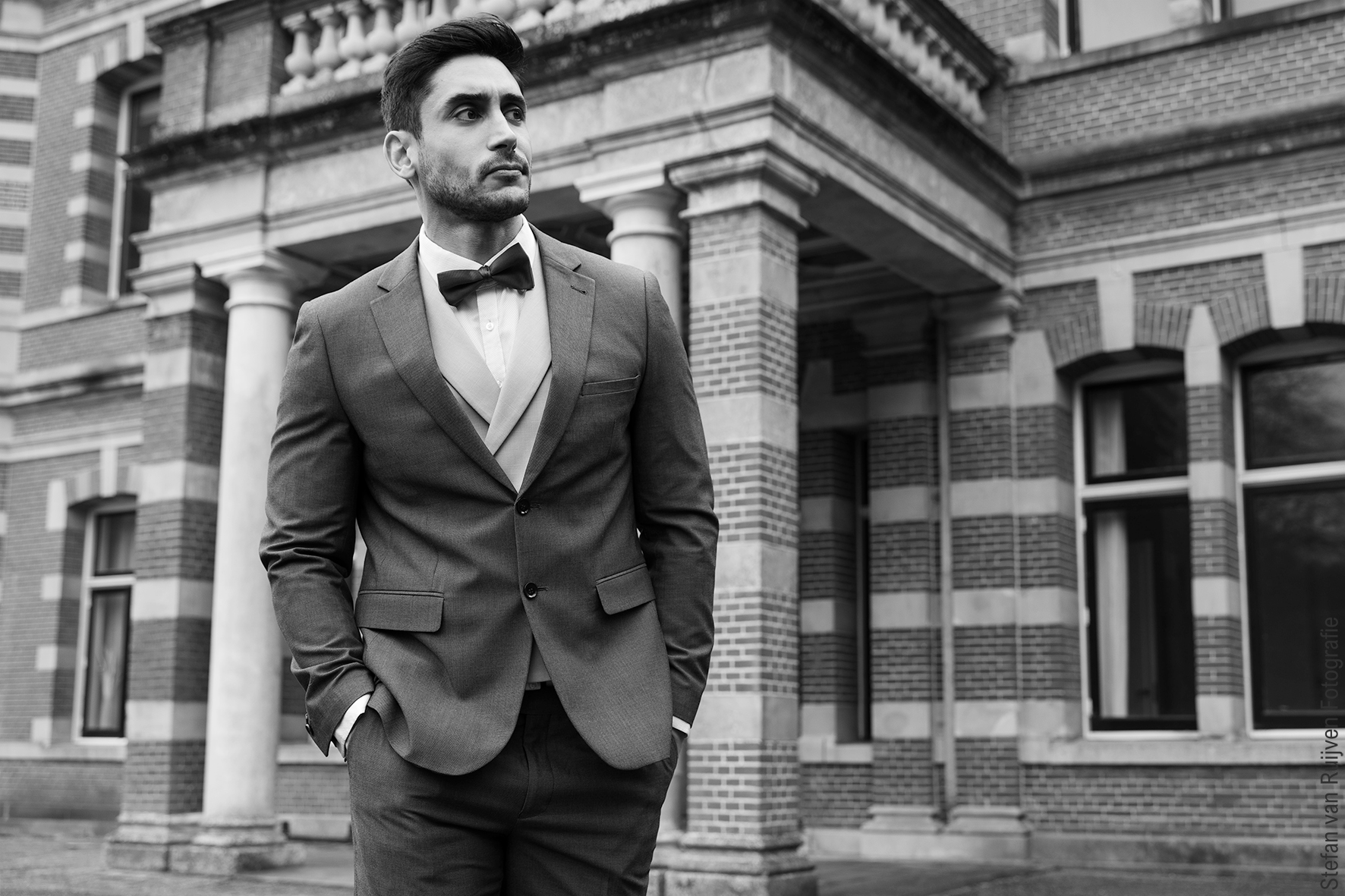 Mooi zwart wit beeld gemaakt voor het portfolio van Vasilis. Voor het landhuis op het landgoed Duinlust tijdens de Fotoshoot Dag van Stefan van Ruijven Fotografie. 