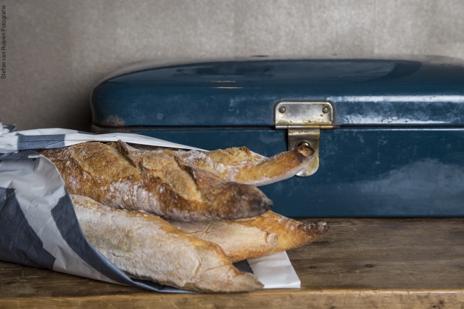fotostyling, wonderlust, Un Bistrot Parisien, wijn, restaurant, bediening, brood, parijs, krant, social media, enjoy, photography, fotografie, styling