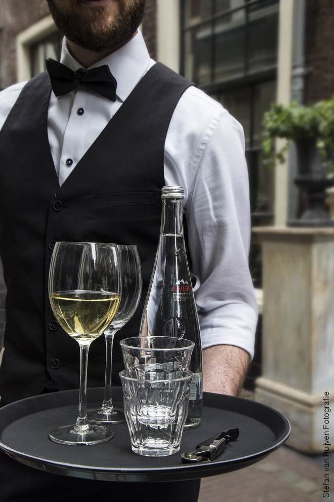 fotostyling, wonderlust, Un Bistrot Parisien, wijn, restaurant, bediening, brood, parijs, krant, social media, enjoy, photography, fotografie, styling