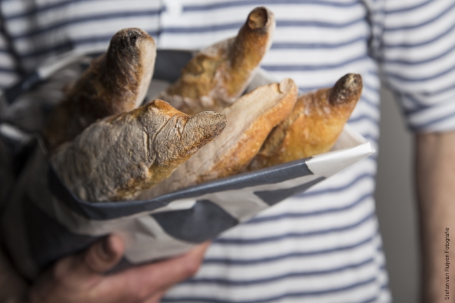 fotostyling, wonderlust, Un Bistrot Parisien, wijn, restaurant, bediening, brood, parijs, krant, social media, enjoy, photography, fotografie, styling