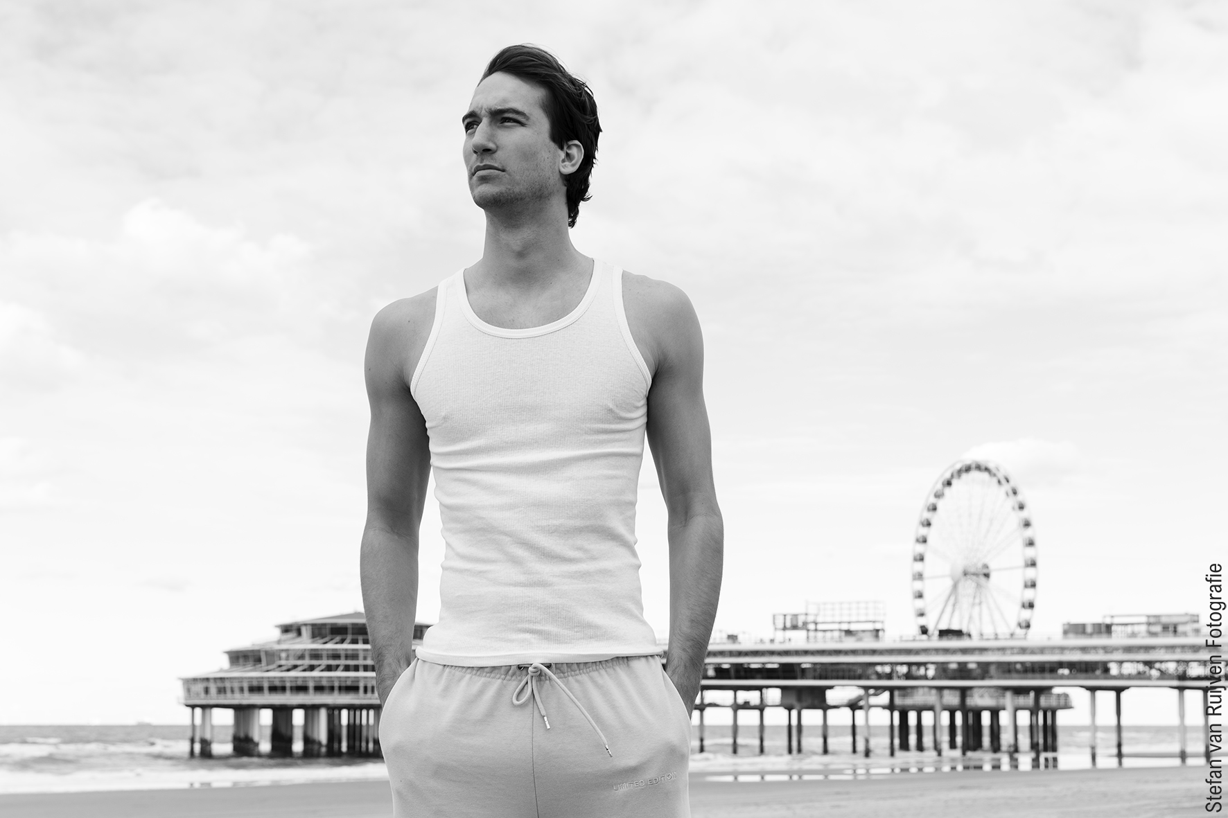 Fotoshoot in Scheveningen, Shoot in Scheveningen, Fotograaf in Scheveningen, Model, Model worden, Model worden man, De pier in Scheveningen, Fotoshoot Locatie, Model, Malemodel, Modelportfolio, Castingportfolio, Casting, Inschrijven Modellenbureau, Shoot
