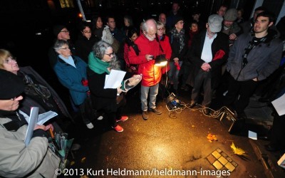 feierliche Steinverlegung, ein Menschenkreis um die angeleuchteten Steine