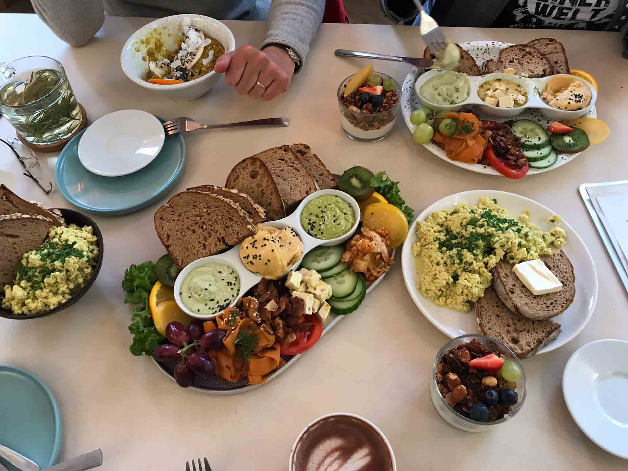 Und gespeist haben wir auch ganz köstlich. Hier ein Veganer Frühstück. Wir waren dafür nicht nur zu zweit, sondern zu viert!