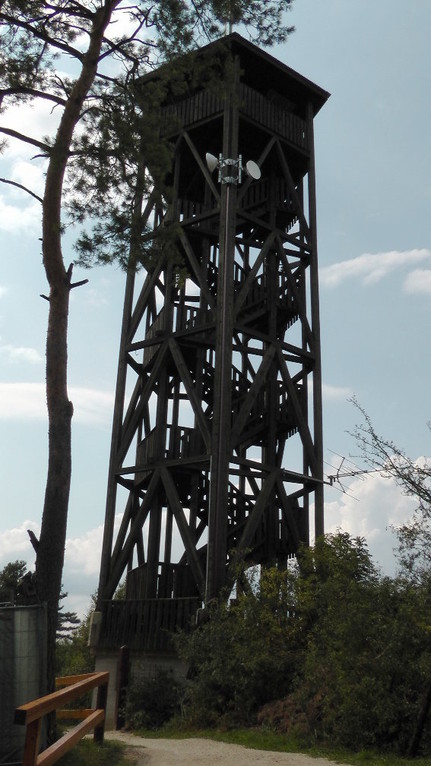 Aussichtsturm auf der Hohenmirsberger Platte ist eine mit der höchsten Erhebungen der Fränkischen Schweiz die andere Seite