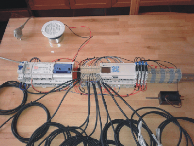 lecteur audio avec 10 entrées capacitives et 4 sorties pour électro-aimants.