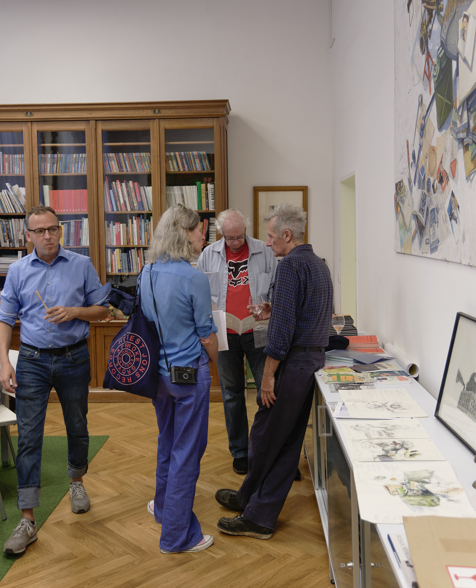 Josef Schützenhöfer im Gespräch mit Leihgeberin Ruth Pleyer und David Staretz