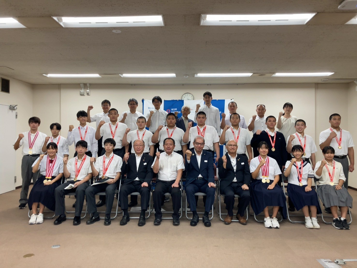 みんなでガッツポーズ