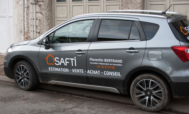 Lettrage adhésif sur véhicule