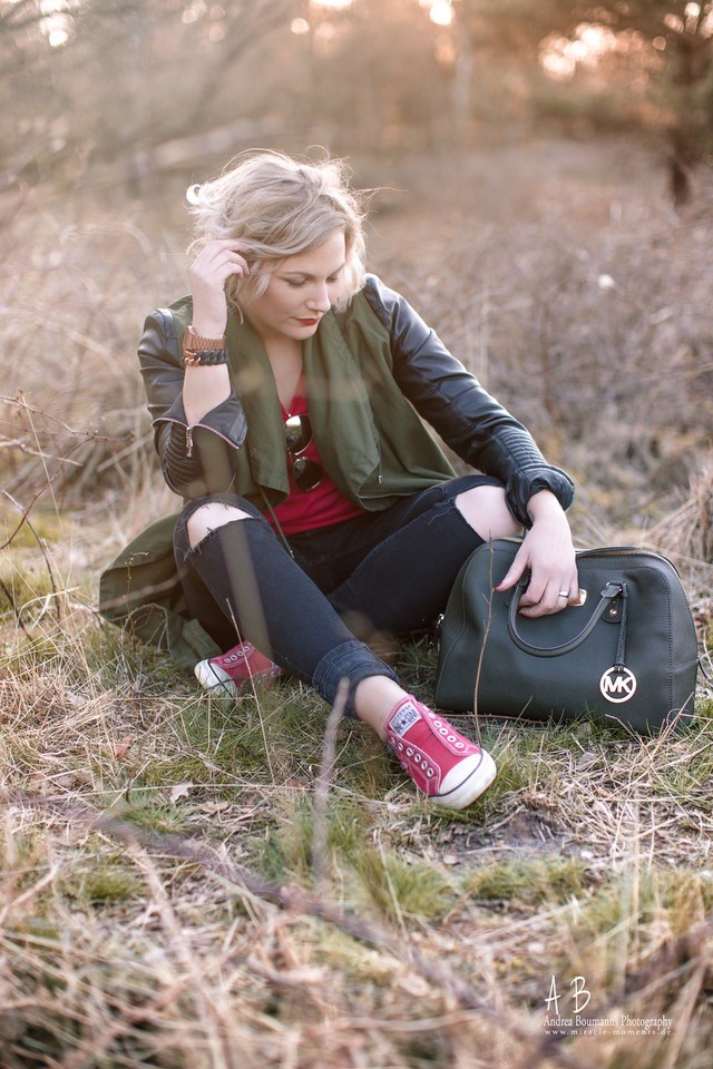 Mantel von Zara ; Shirt und Brille von H&M ; Armband von theRubz ; Tasche von Michael Kors ; Schuhe von Converse