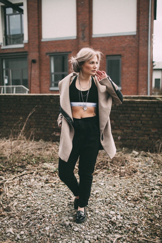 Jacke , Schuhe von Berschka ; Top von Calvin Klein ; Hose von Nümph