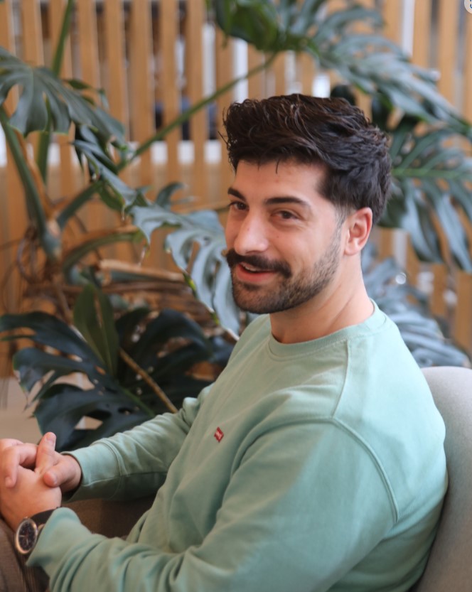 Samuel Nava, un ambitieux reconverti de l'Est de la Suisse, a une passion pour les eaux-de-vie de fruits.