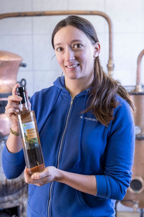 Élodie Gerber, une talentueuse recrue de la pittoresque région du Jura bernois. Elle transforme des fruits frais de la région et propose également une eau-de-vie de gentiane exceptionnelle.