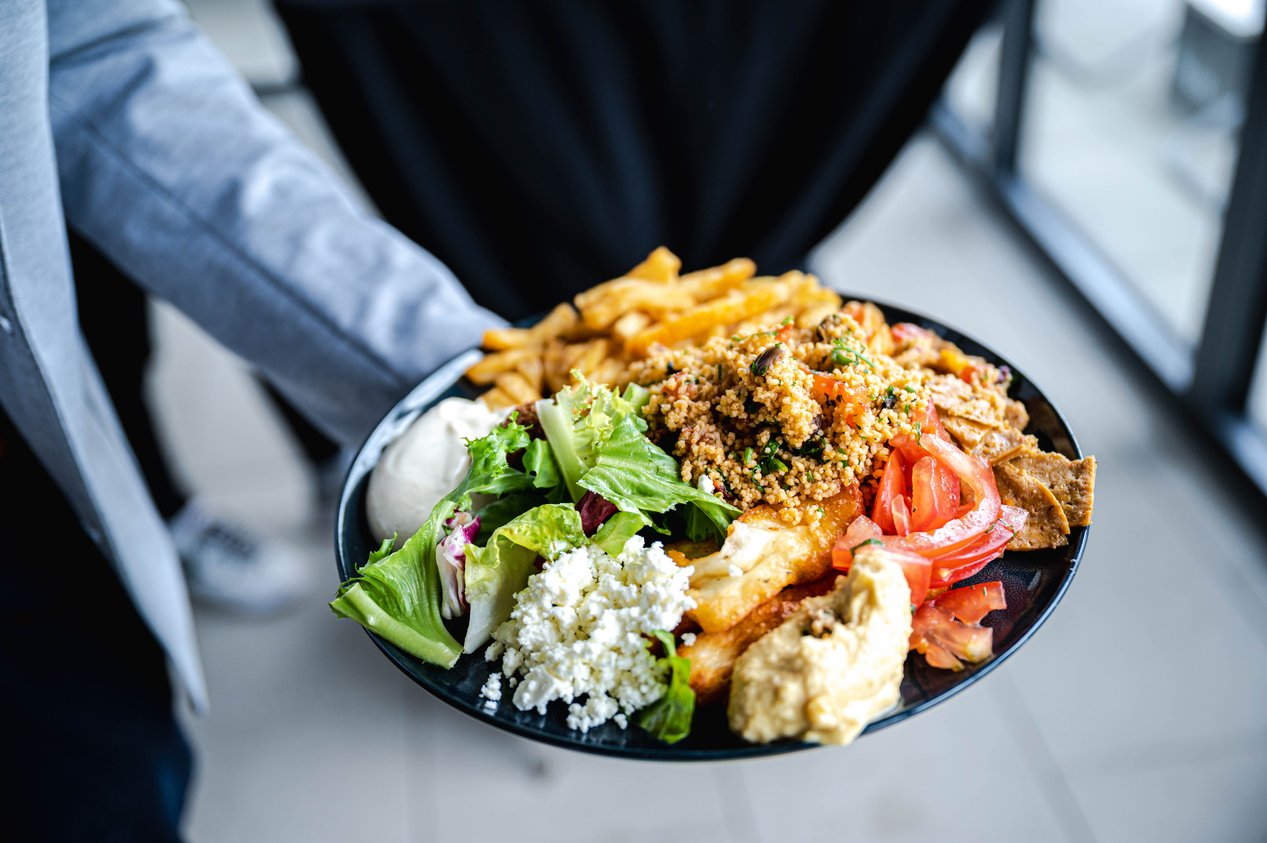 Vollbeladener Teller mit vegetarisch/veganen Buffet-Leckereien