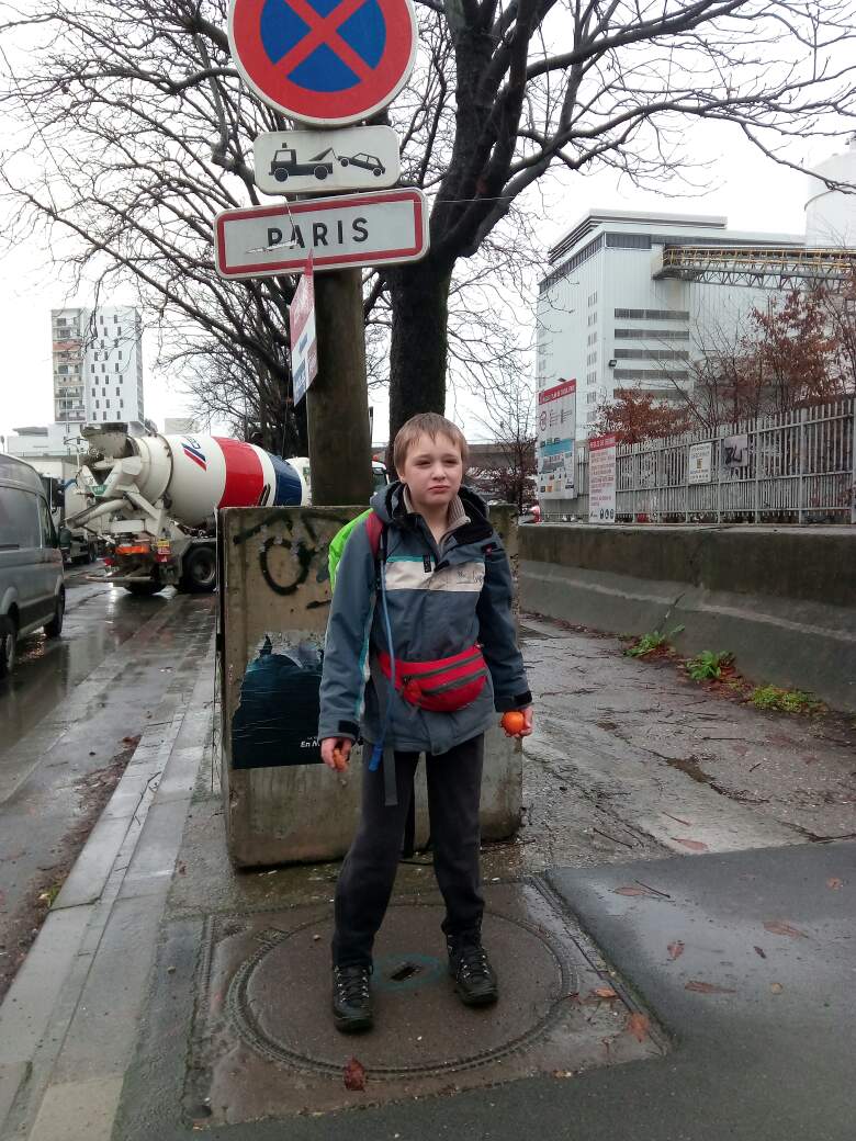 Victor entre dans Paris en prenant sa collation du matin