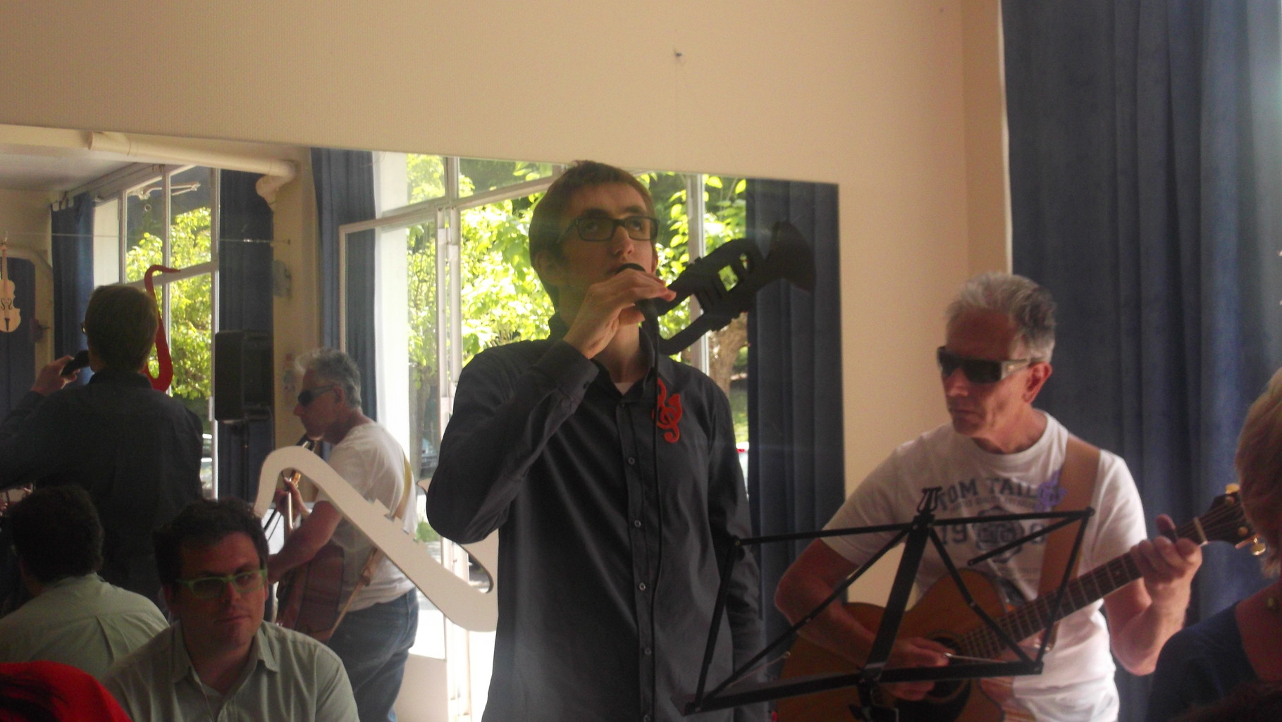 Le 10 Mai 2014,Simon chante accompagné de Patrick et Jacques à la guitare