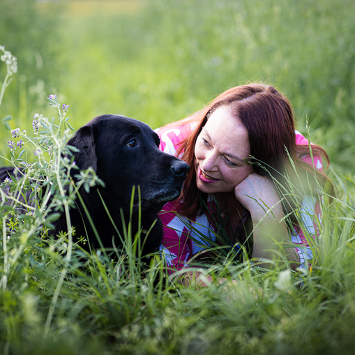 Kerstin Benesch mit ihren zwei Labrador-Damen im bunten Herbstwald
