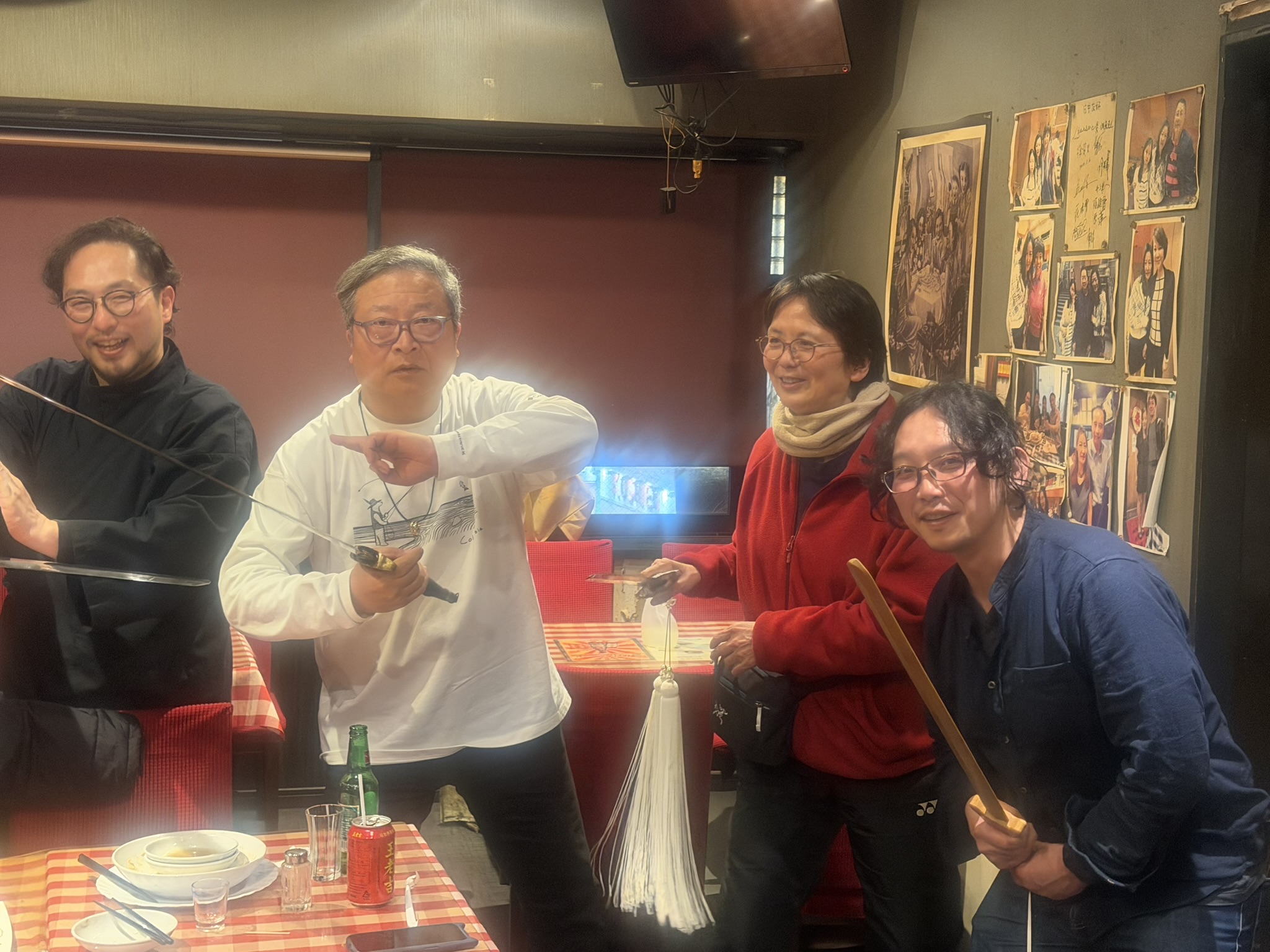 春節の宴席での懇親の様子