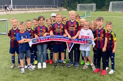 Die kleinen Spielerinnen und Spieler unserer U9 F-Junioren beim FC Köln