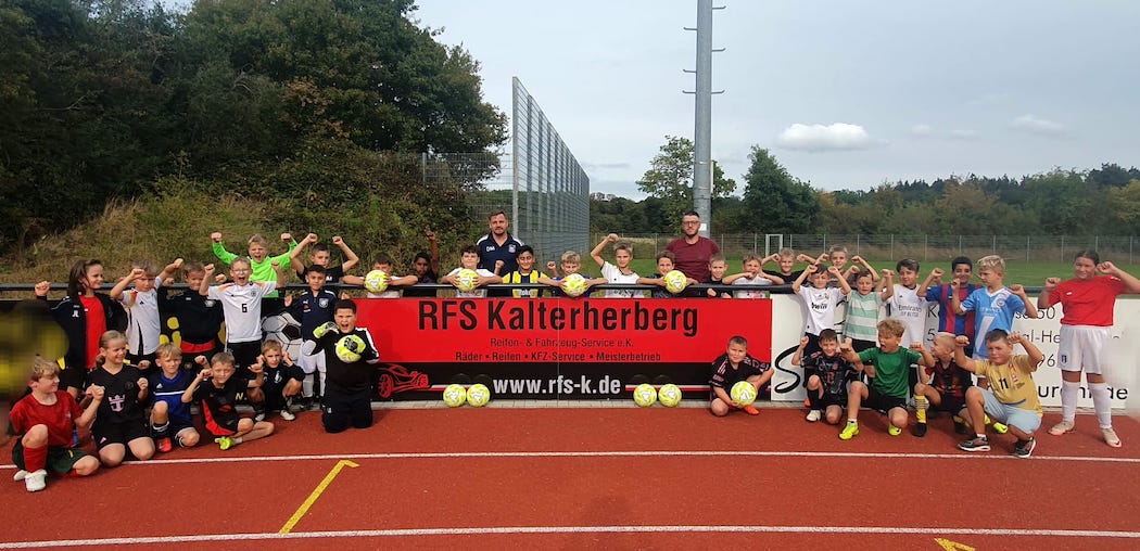Neue Bälle für die Fußballjugend